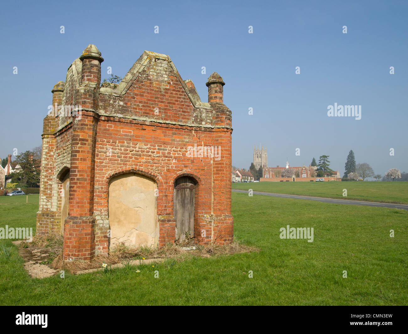 Un sedicesimo secolo-Grade II Listed condotto acqua sul verde a Long Melford, Suffolk, Inghilterra. Foto Stock