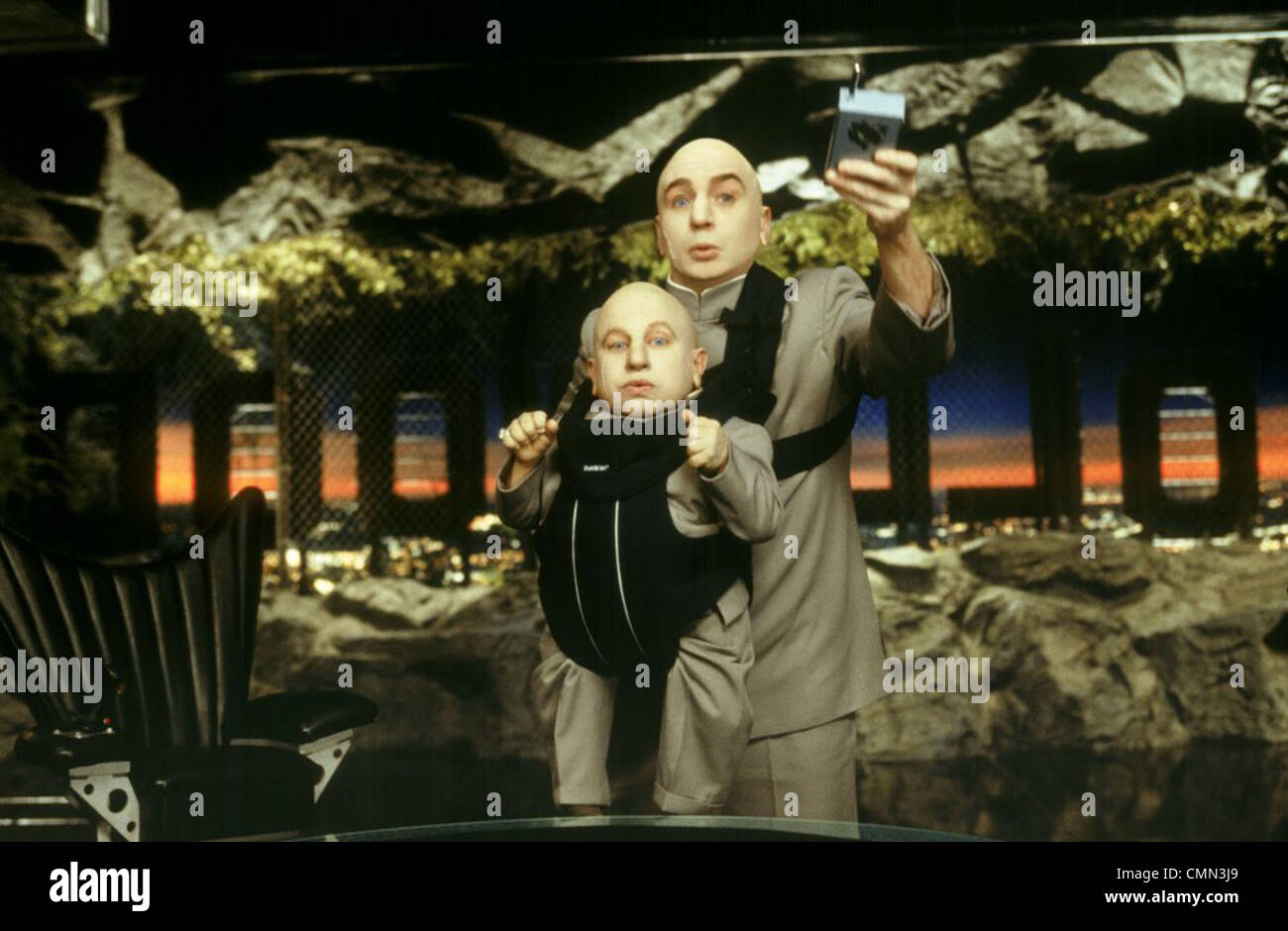 AUSTIN POWERS IN GOLDMEMBER (2002) VERNE TROYER, Mike Meyers, JAY ROACH (DIR) 001 COLLEZIONE MOVIESTORE LTD Foto Stock