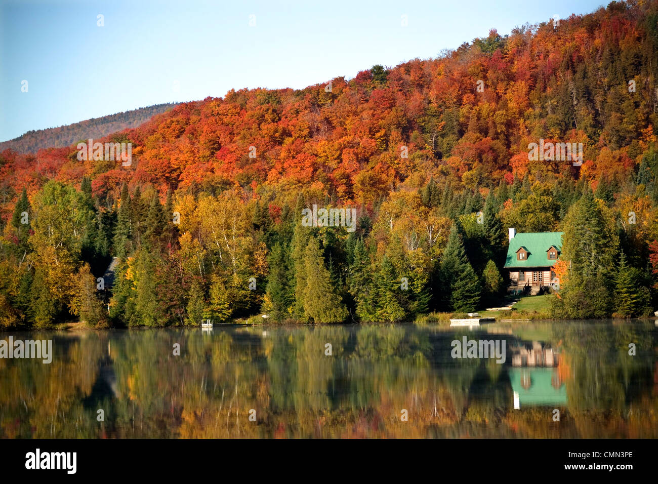 Casa, caduta di alberi e lago Superior, Mont Tremblant Quebec. Foto Stock