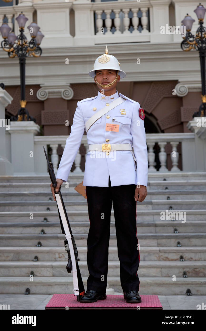 Un soldato tailandese della guardia reale di sentinella (Grand Palace - Bangkok). Onu Thaïlandais soldat de la Garde royale de fazione. Foto Stock
