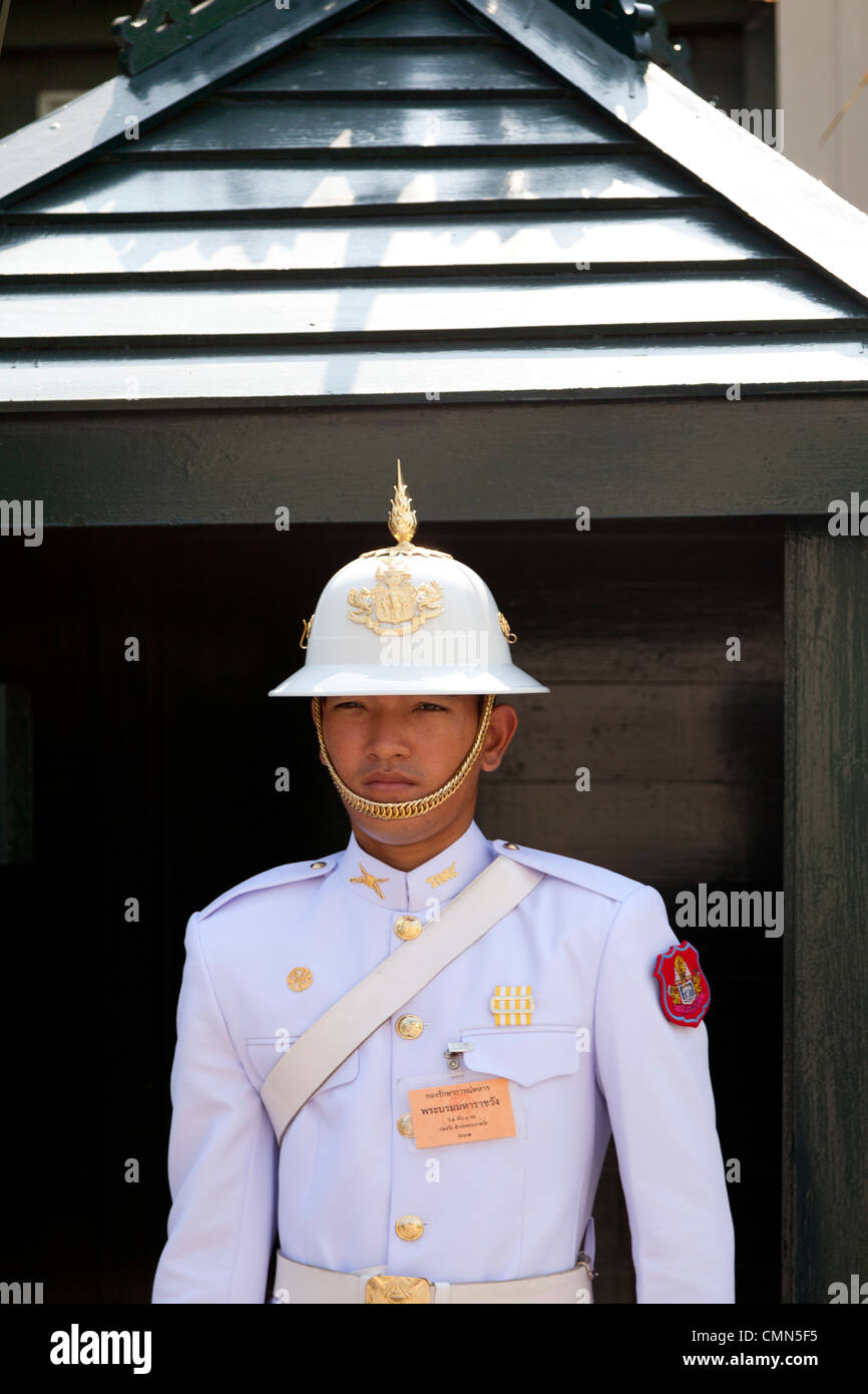 Un soldato tailandese della guardia reale di sentinella (Grand Palace - Bangkok). Onu Thaïlandais soldat de la Garde royale de fazione. Foto Stock