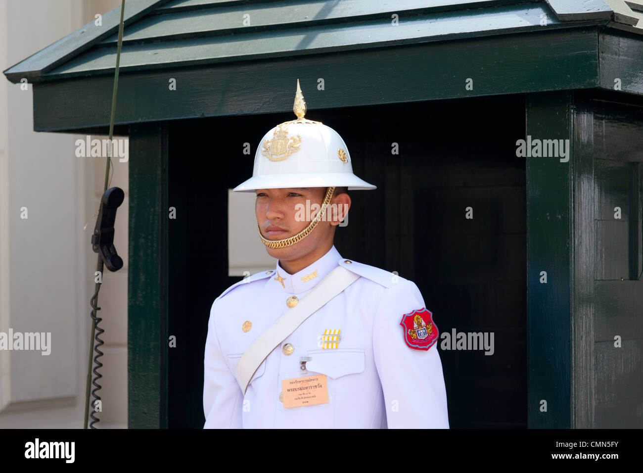 Un soldato tailandese della guardia reale di sentinella (Grand Palace - Bangkok). Onu Thaïlandais soldat de la Garde royale de fazione. Foto Stock