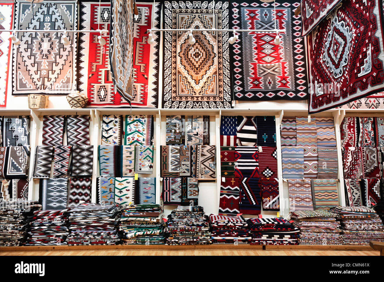 Gallup, Nuovo Messico, Stati Uniti. Richardsons Trading Post, vecchi tappeti Navajo. Foto Stock
