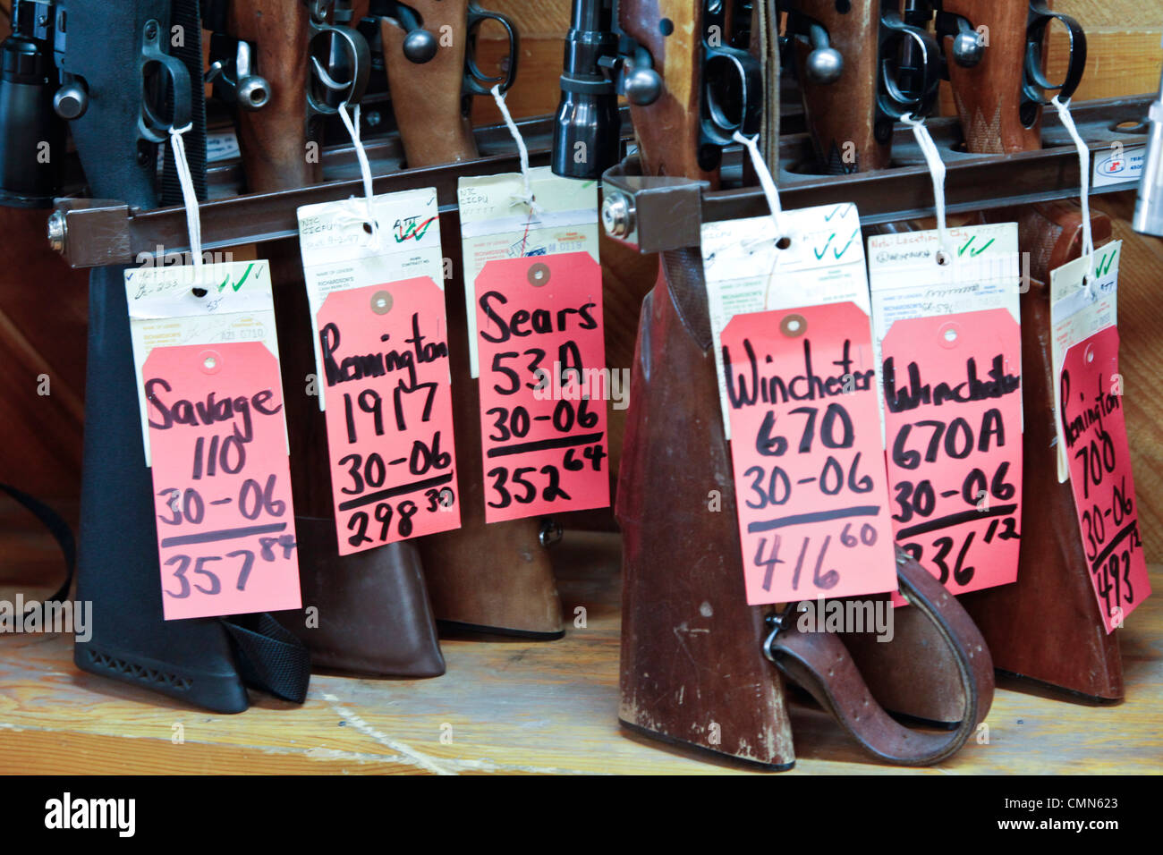 Gallup, Nuovo Messico, Stati Uniti. Richardsons Trading Post, vecchi fucili. Foto Stock