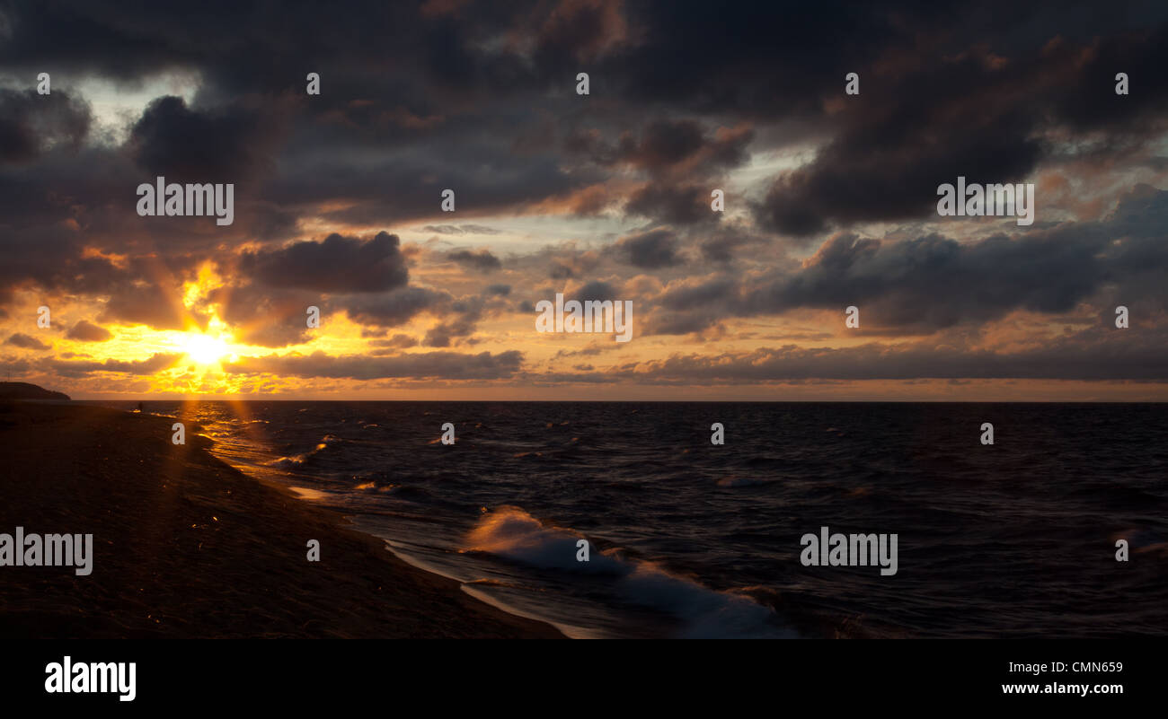 Alba dopo la tempesta a Kande Beach, il Lago Malawi Malawi Foto Stock
