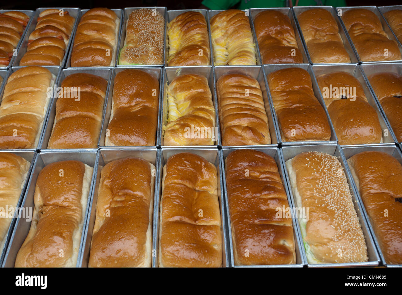 Pane fresco in teglie Foto Stock