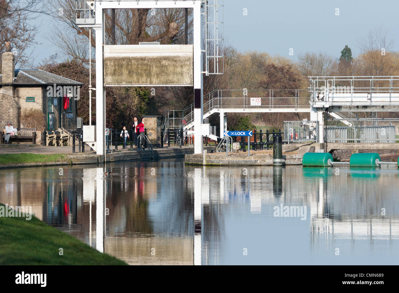 Acque ancora a esche Bite Lock, fiume Cam, Cambridgeshire, Inghilterra. Foto Stock