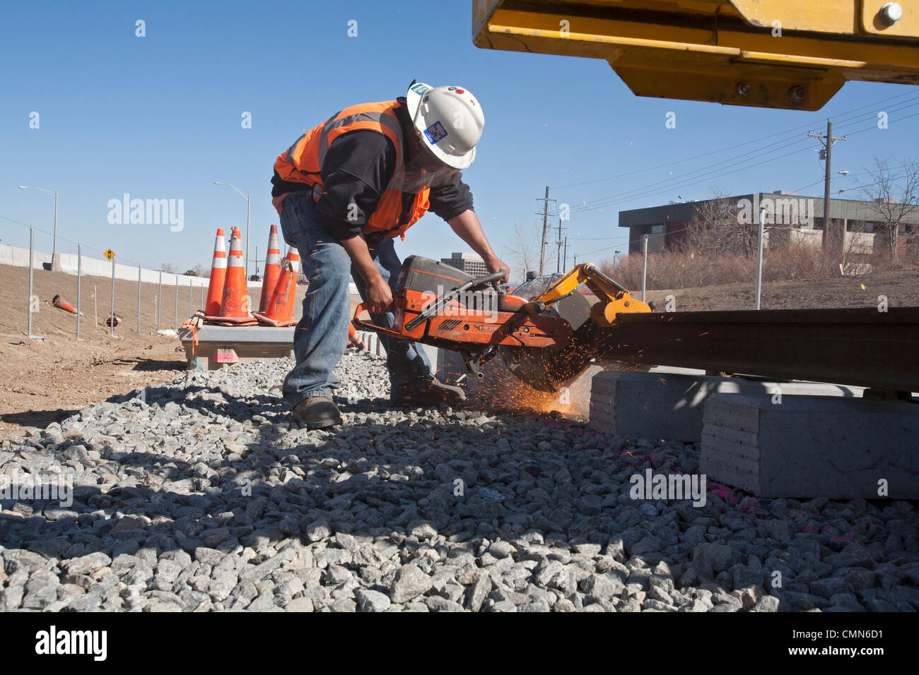 Lakewood, Colorado - Lavoratori costruire una ferrovia leggera di trasporto urbano di collegamento tra sistema di Denver con i suoi sobborghi occidentali. Foto Stock