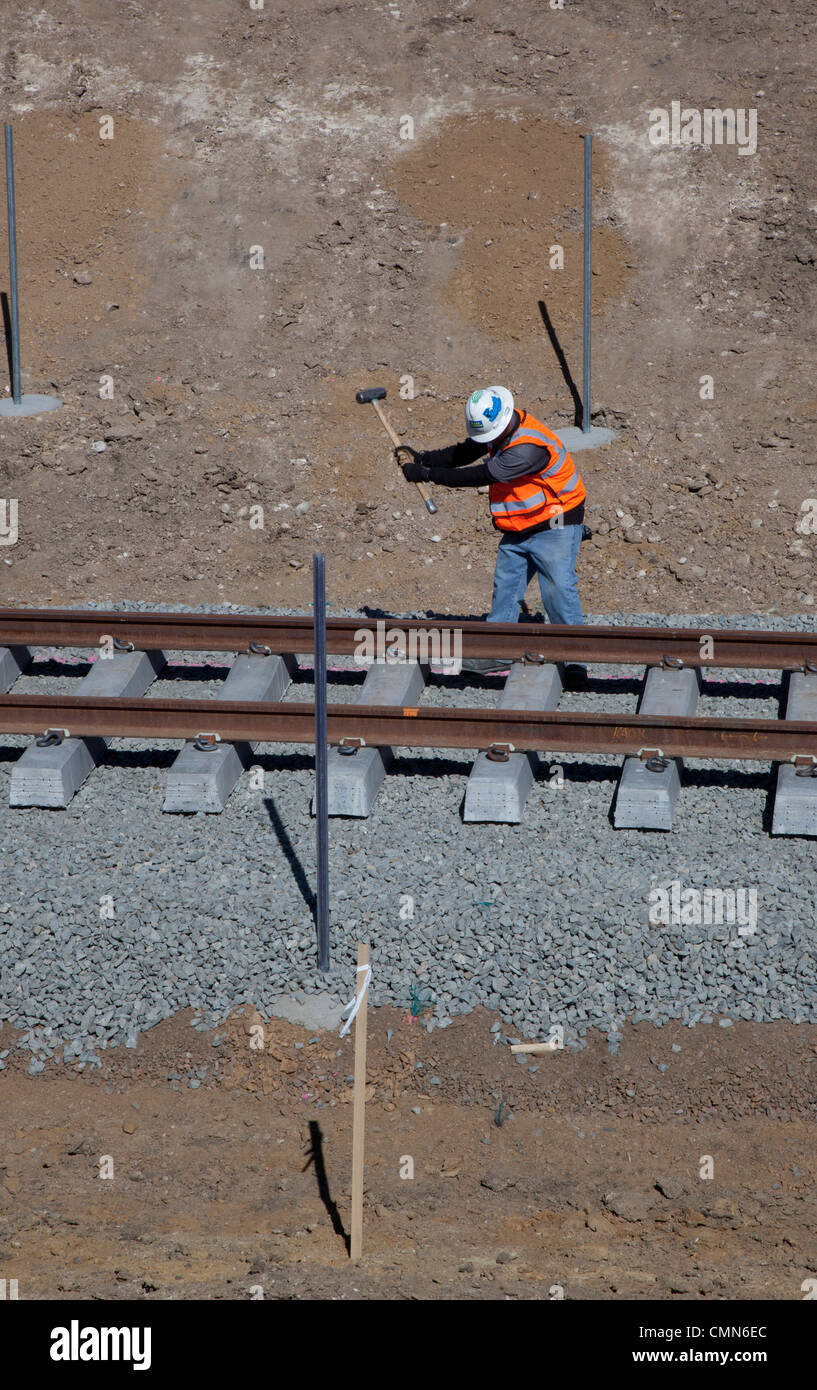 Lakewood, Colorado - Lavoratori costruire una ferrovia leggera di trasporto urbano di collegamento tra sistema di Denver con i suoi sobborghi occidentali. Foto Stock