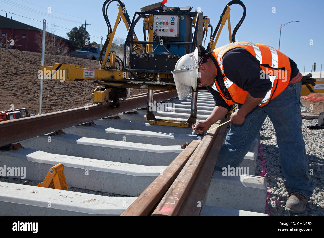 Lakewood, Colorado - Lavoratori costruire una ferrovia leggera di trasporto urbano di collegamento tra sistema di Denver con i suoi sobborghi occidentali. Foto Stock
