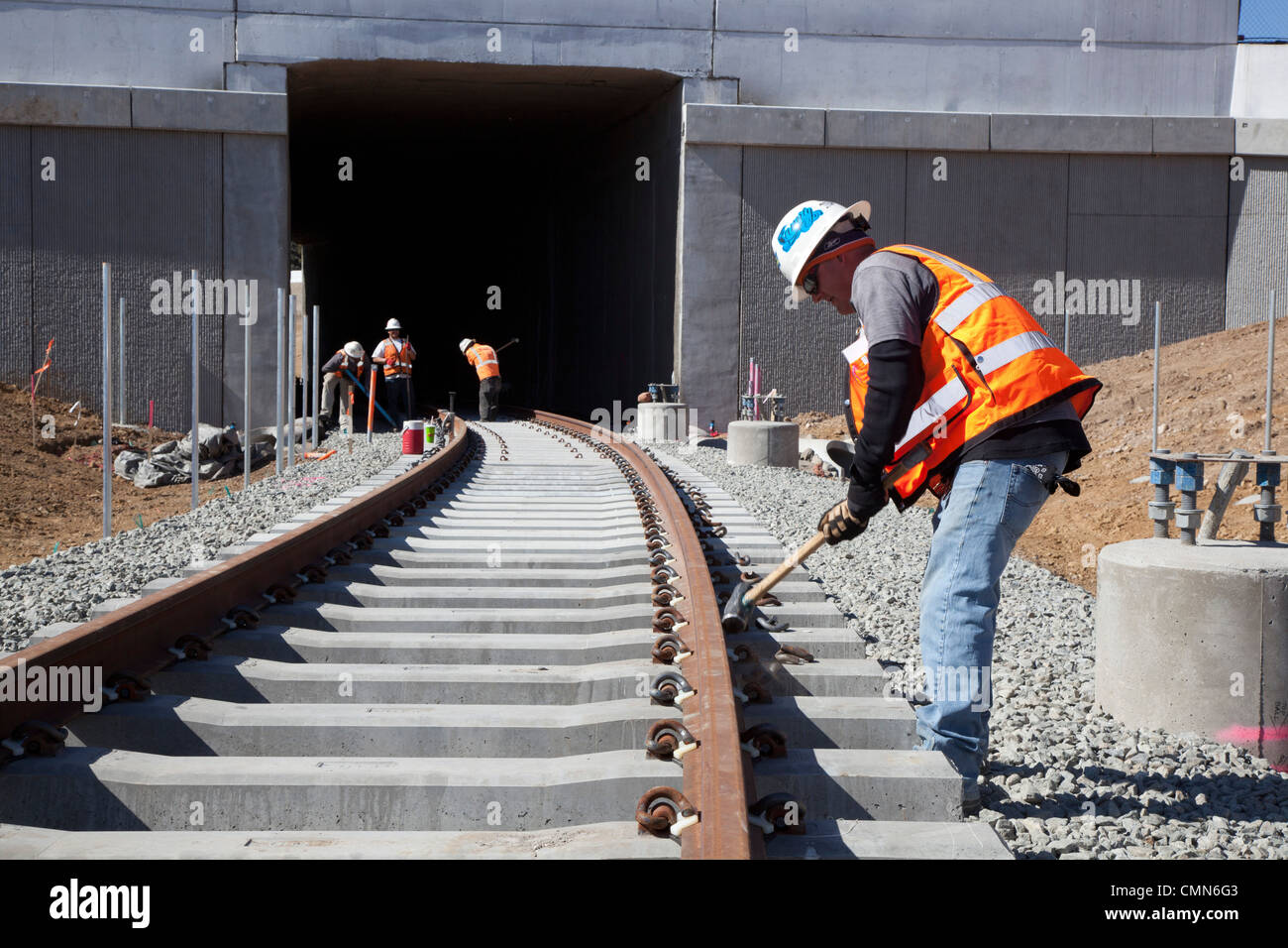 Lakewood, Colorado - Lavoratori costruire una ferrovia leggera di trasporto urbano di collegamento tra sistema di Denver con i suoi sobborghi occidentali. Foto Stock