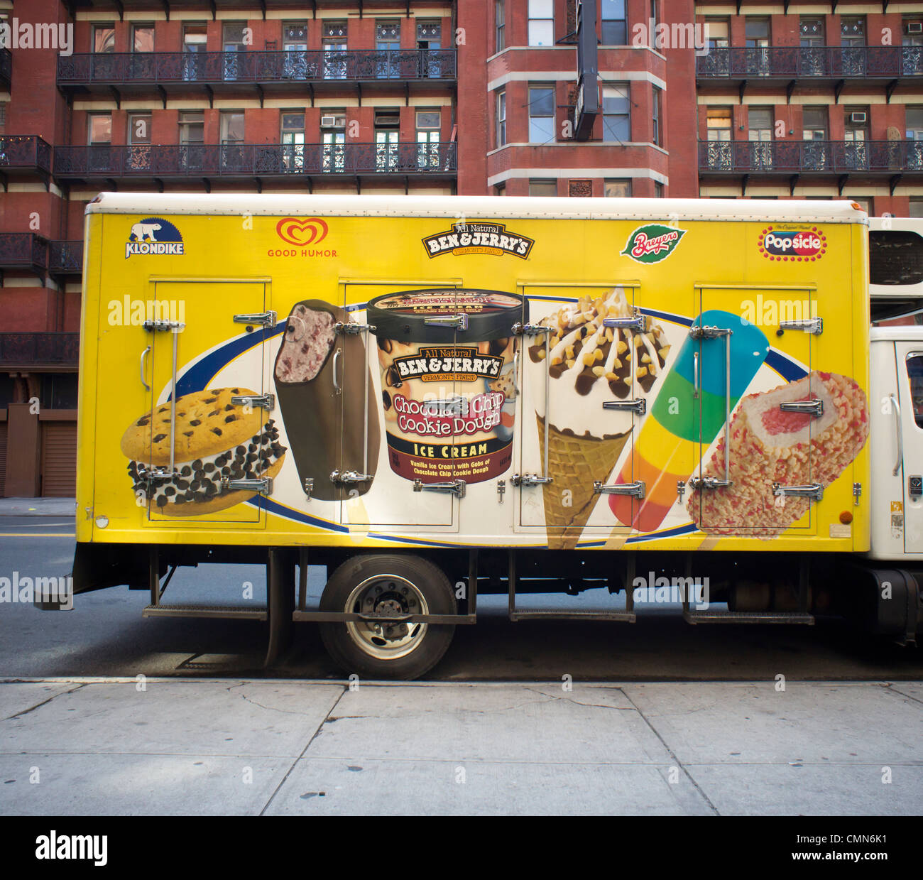 Un gelato del distributore del carrello visualizza pubblicità per i vari marchi che essi service Foto Stock