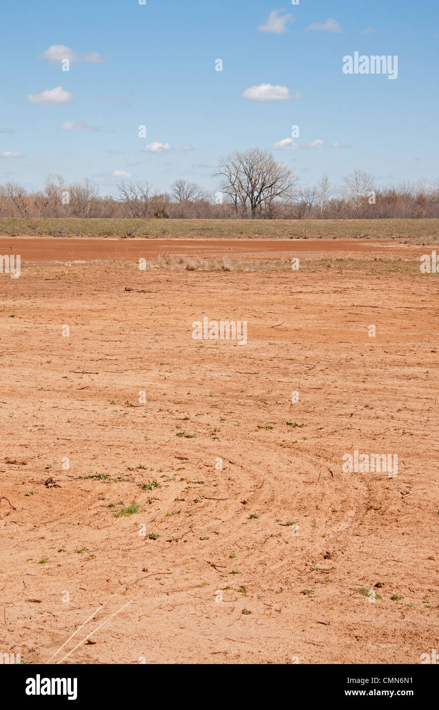 Triste spettacolo di un asciugare completamente il serbatoio il lago in tempo di estrema siccità Foto Stock