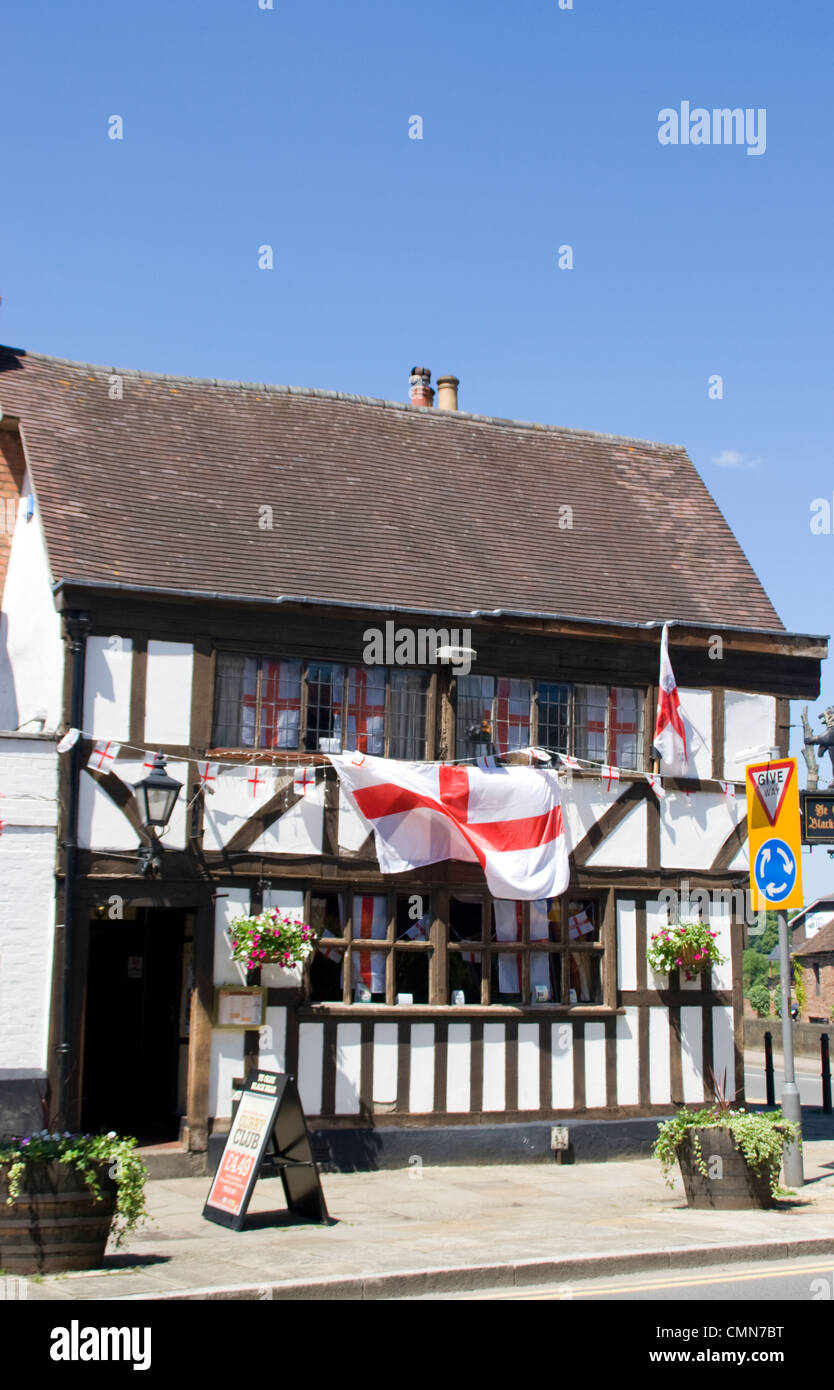 St Georges bandiera Olde Black Bear Inn Tewkesbury Gloucestershire England Regno Unito Foto Stock
