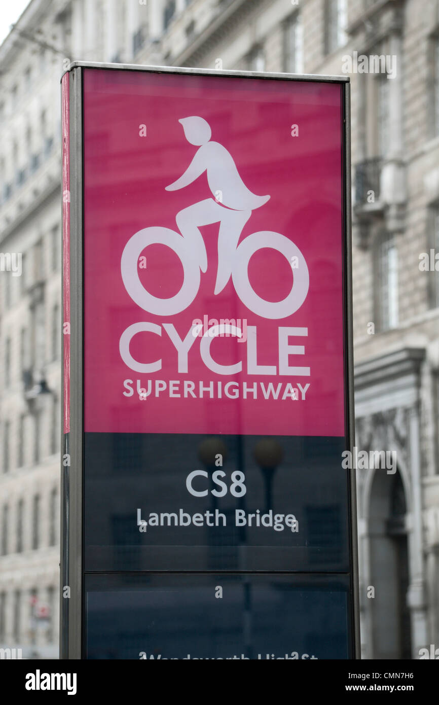 Firmare la marcatura del CS8 Superhighway ciclo percorso ciclabile attraverso il centro di Londra (Millbank nr Lambeth Bridge) Foto Stock