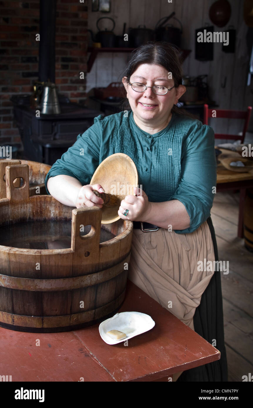 Stati Uniti d'America, Washington, Tacoma. Fort Nisqually museo vivente di storia; Reenactor lava stoviglie a 1850s Hudson's Bay fort. (MR) Foto Stock
