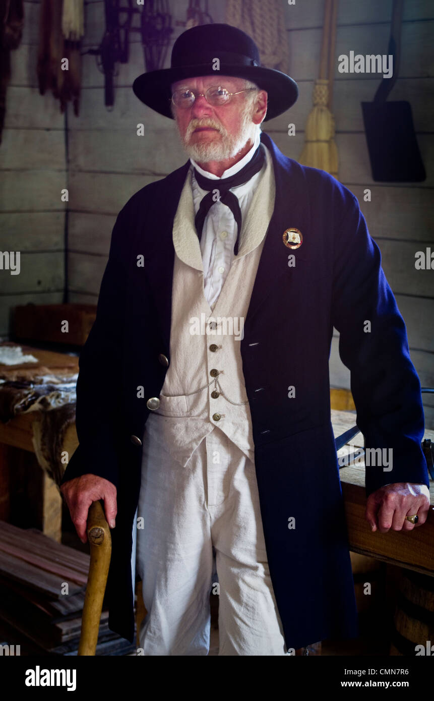 Stati Uniti d'America, Washington, Tacoma. Fort Nisqually museo vivente di storia; Reenactor raffigura 1850s Hudson's Bay fattore. (MR) Foto Stock