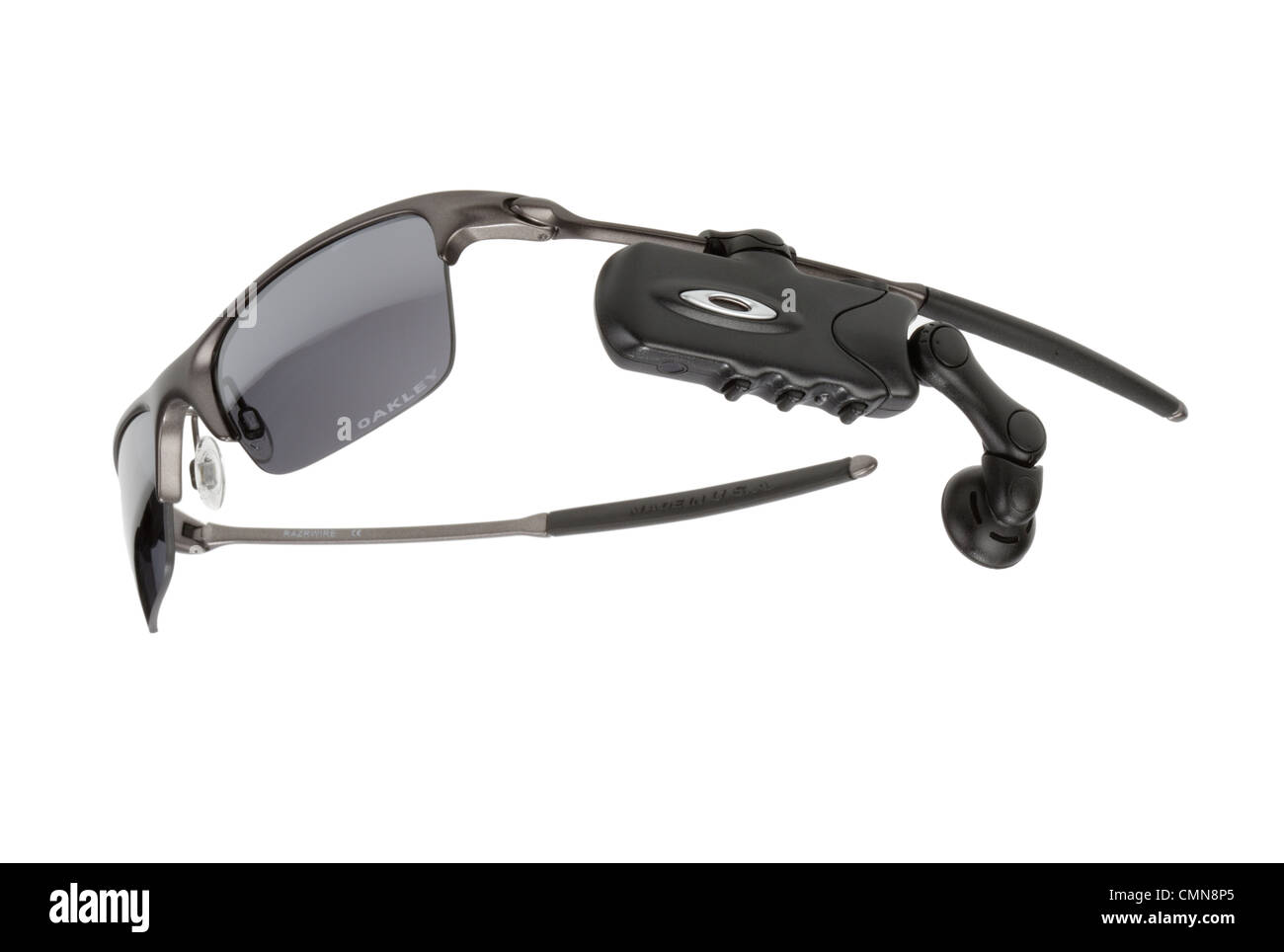Parlare e ascoltare dal dispositivo bluetooth su Oakley occhiali da sole  Foto stock - Alamy