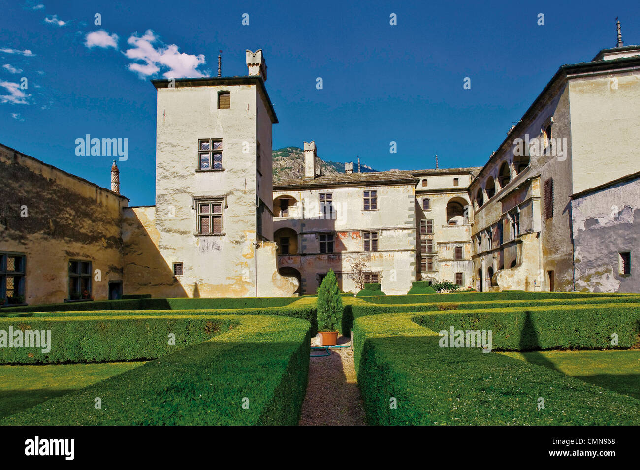 Italia Valle d Aosta castello di Issogne vista dal giardino italiano Foto Stock