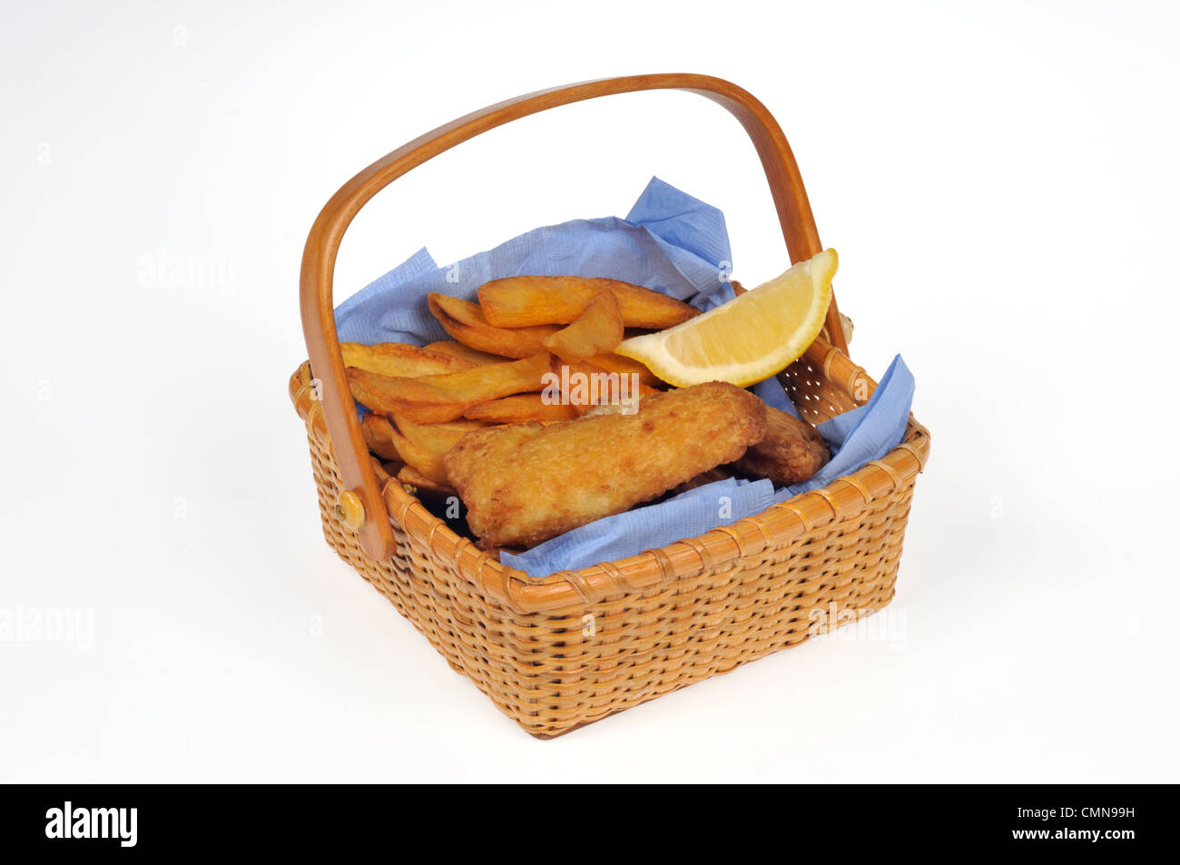 Cesto di pesce fritto e patatine con cuneo di limone Foto Stock