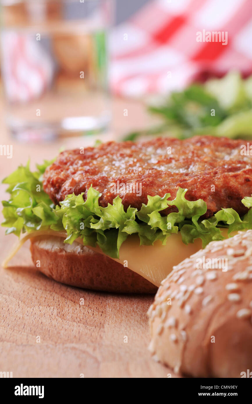 Primo piano di un cheeseburger - pronto a mangiare Foto Stock