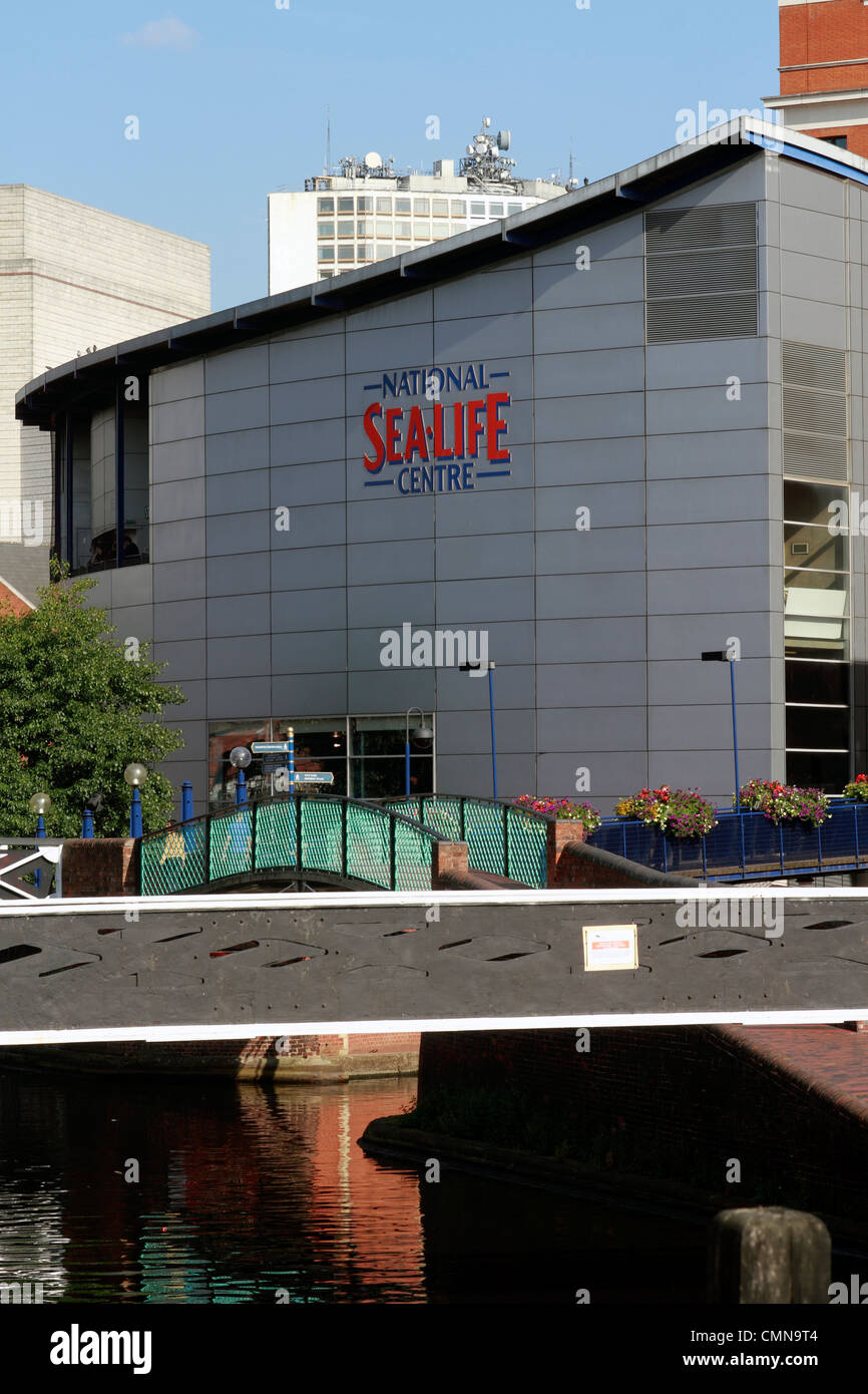 Nazionale centro Sealife accanto a Birmingham la linea principale canal, progettato da Thomas Telford. La " nuova linea principale' scorre attraverso una massiccia talee e bold argini attraverso il cuore del Black Country. Il XIX secolo equivalente di un'autostrada, la linea principale corre dritto come una freccia da Birmingham a Tipton prima voce off a Wolverhampton. Thomas Telford miglioramenti di accorciare il percorso tra Birmingham e Wolverhampton da circa sette miglia mentre anche utilizzando un numero minore di blocchi. Foto Stock