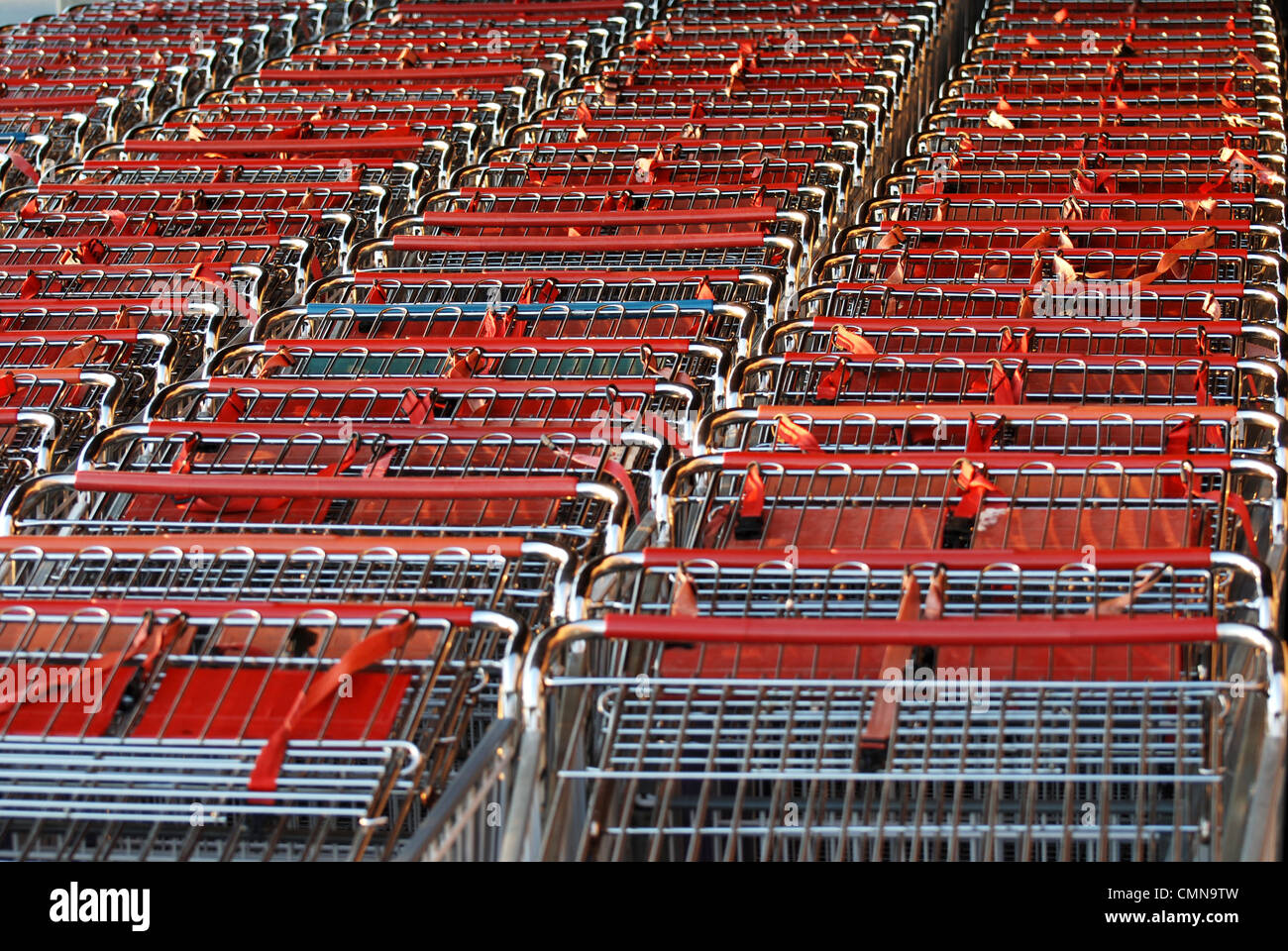 Carrello spesa al di fuori del centro commerciale Foto Stock