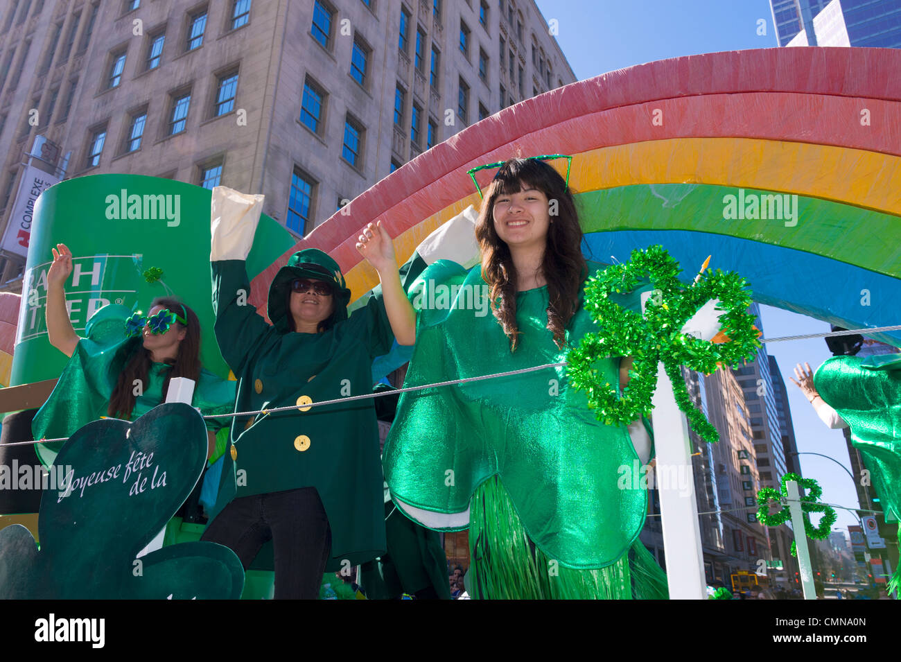 Persone su un galleggiante con rainbow durante il 2012 St Patrick day parade di Montreal, provincia del Québec in Canada. Foto Stock