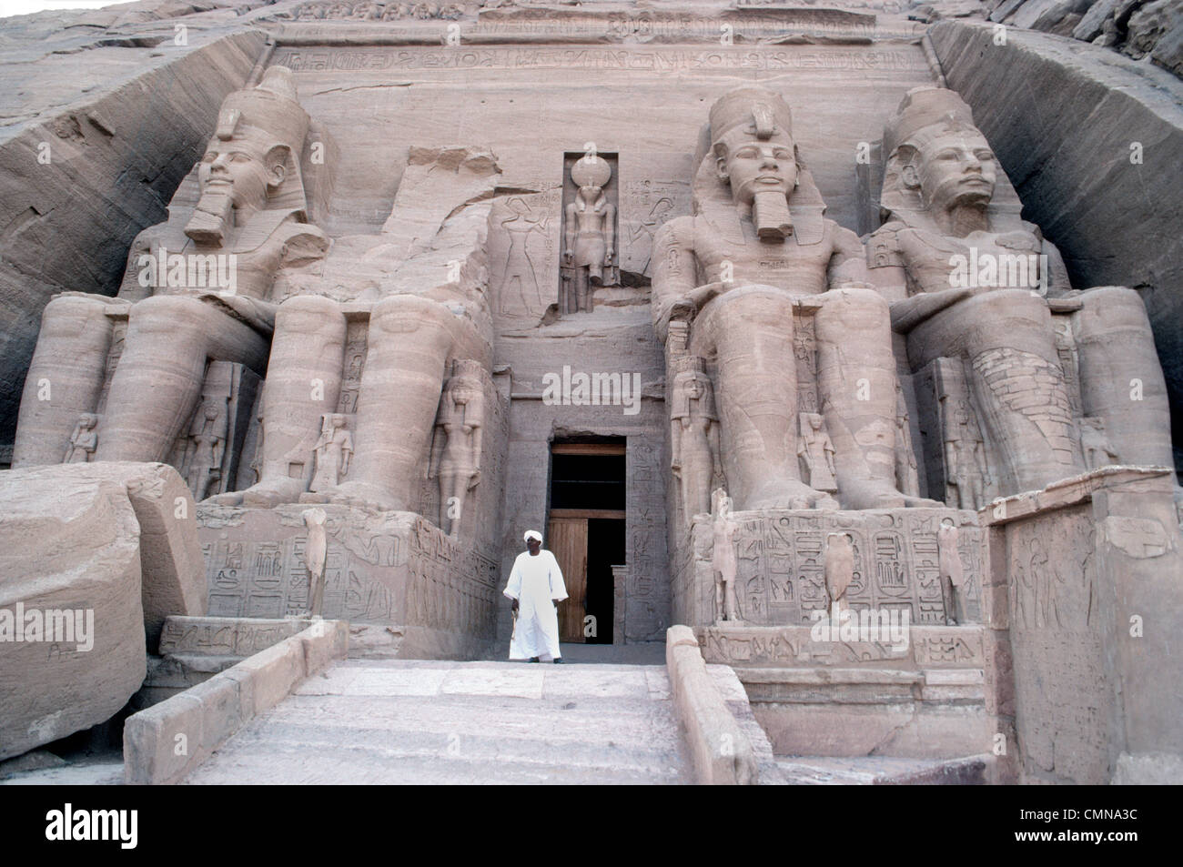 Quattro colossali statue di Ramesse II guardia dell'ingresso alla sua famosa rock-cut tempio di Abu Simbel costruito in Nubia, Egitto, in onore di se stesso come il faraone. Foto Stock