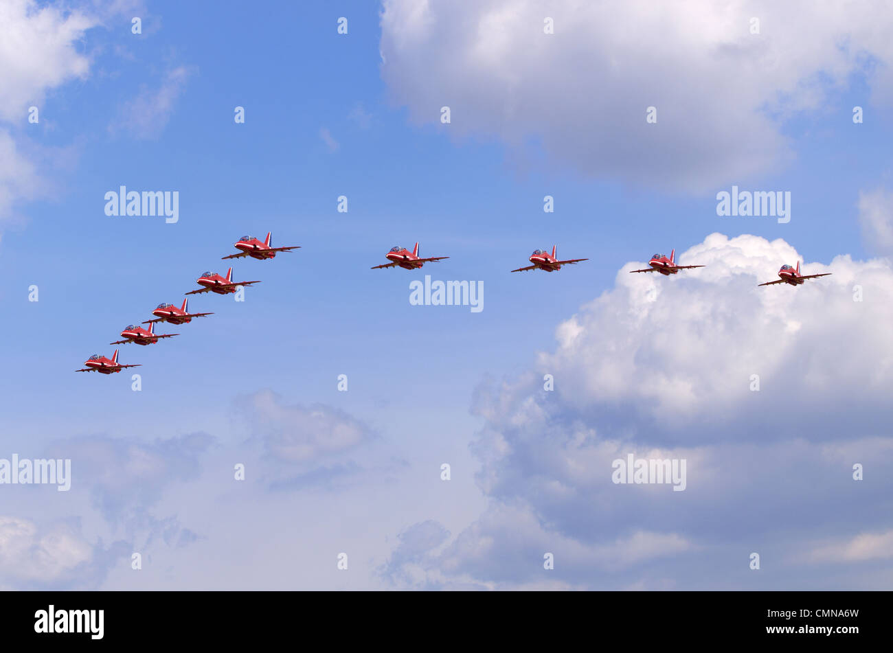 Le frecce rosse aerobatic team formazione flypast a RAF Fairford, REGNO UNITO Foto Stock