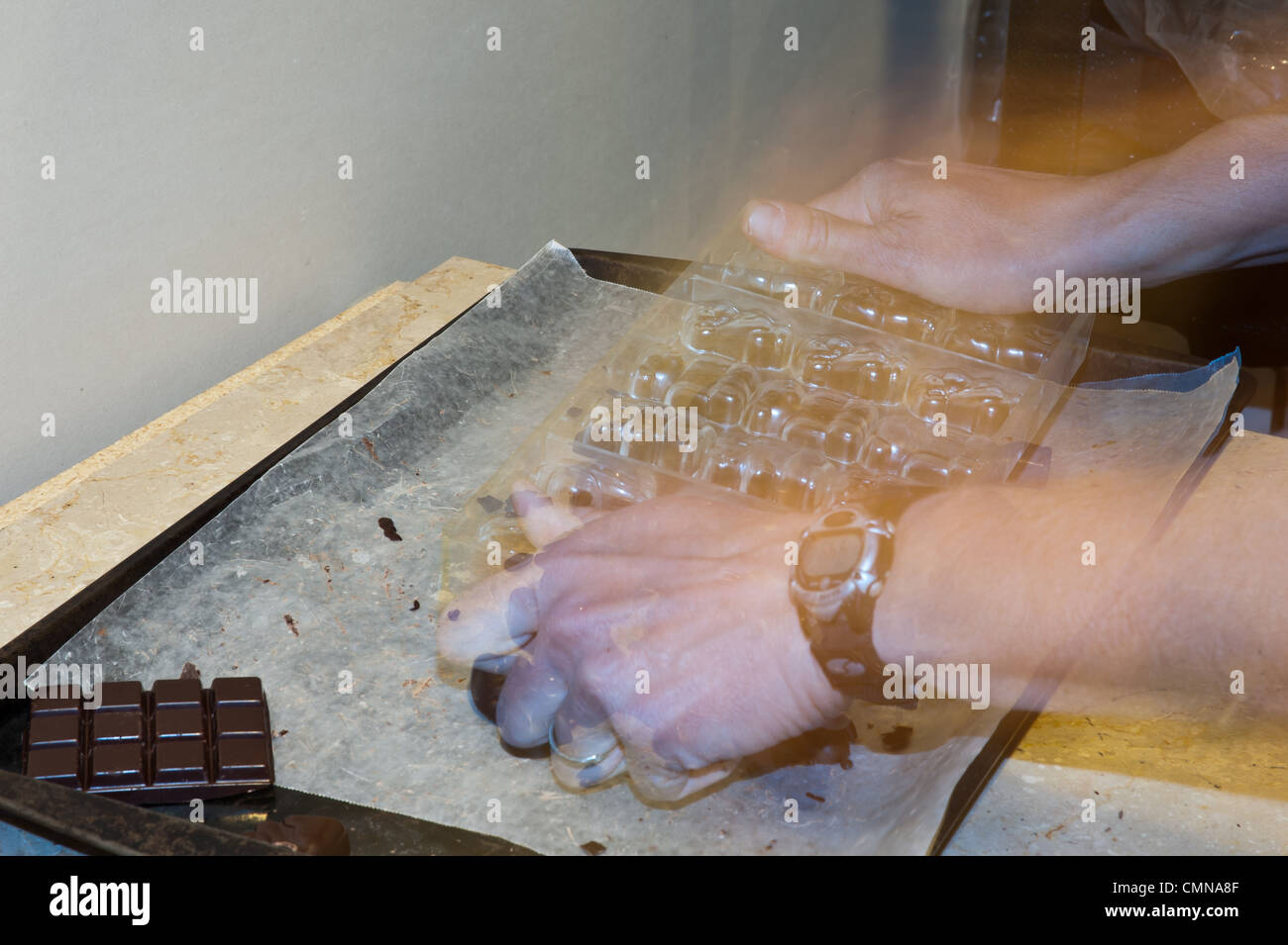 Lo stampato, il cioccolato raffreddato viene rimosso dagli stampi a Stevensville Montana farm. Foto Stock