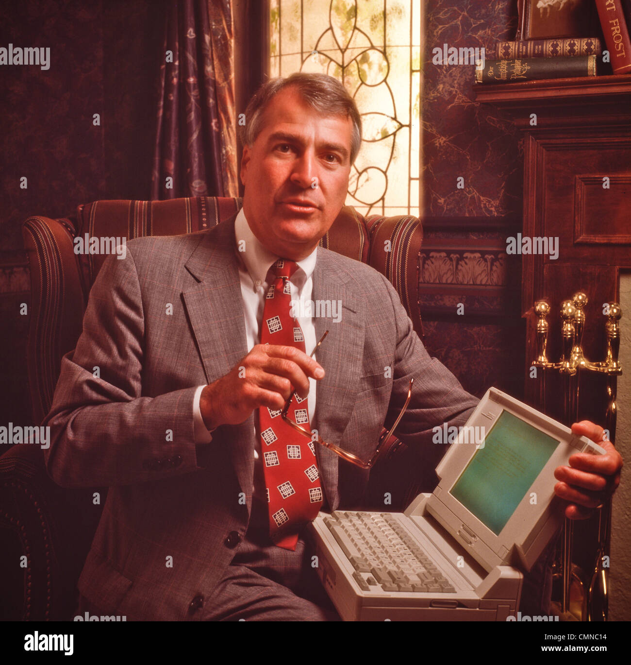 Executive maschio con i primi modelli di computer lap top. Foto Stock