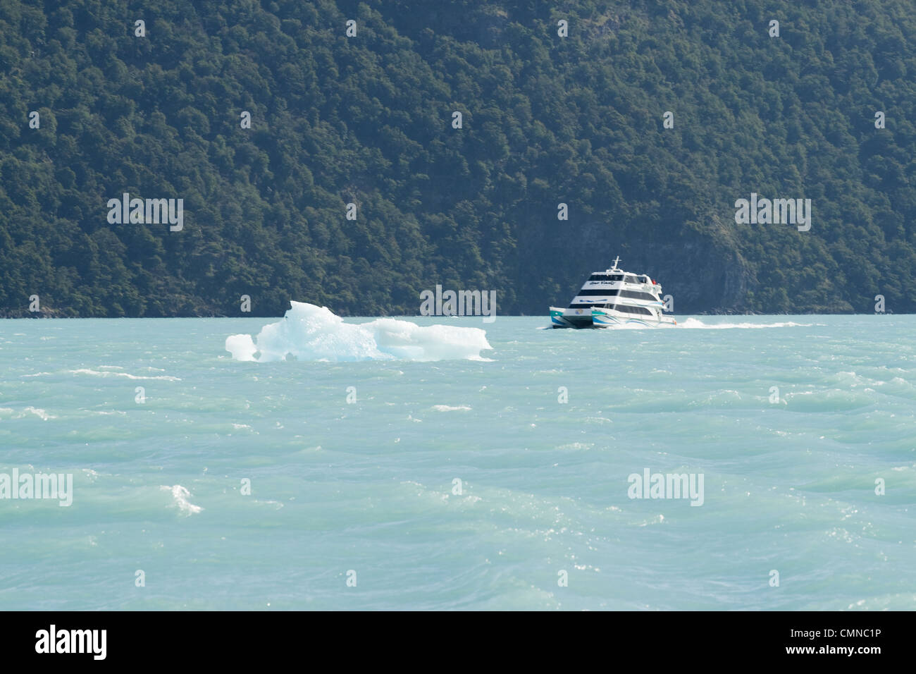 Iceberg e barca sul Lago Argentino Foto Stock