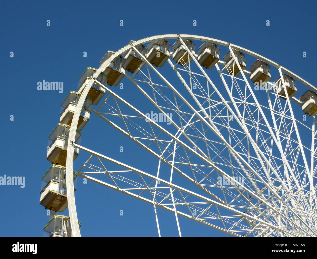 Ruota bianca rotonda e molto bella blu cielo Foto Stock