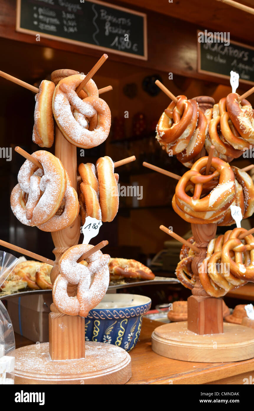 Appena cotti e sulla vendita di soft pretzel spolverato con zucchero a velo e il disco salatini, queste sono le specialità della regione Alsazia Foto Stock