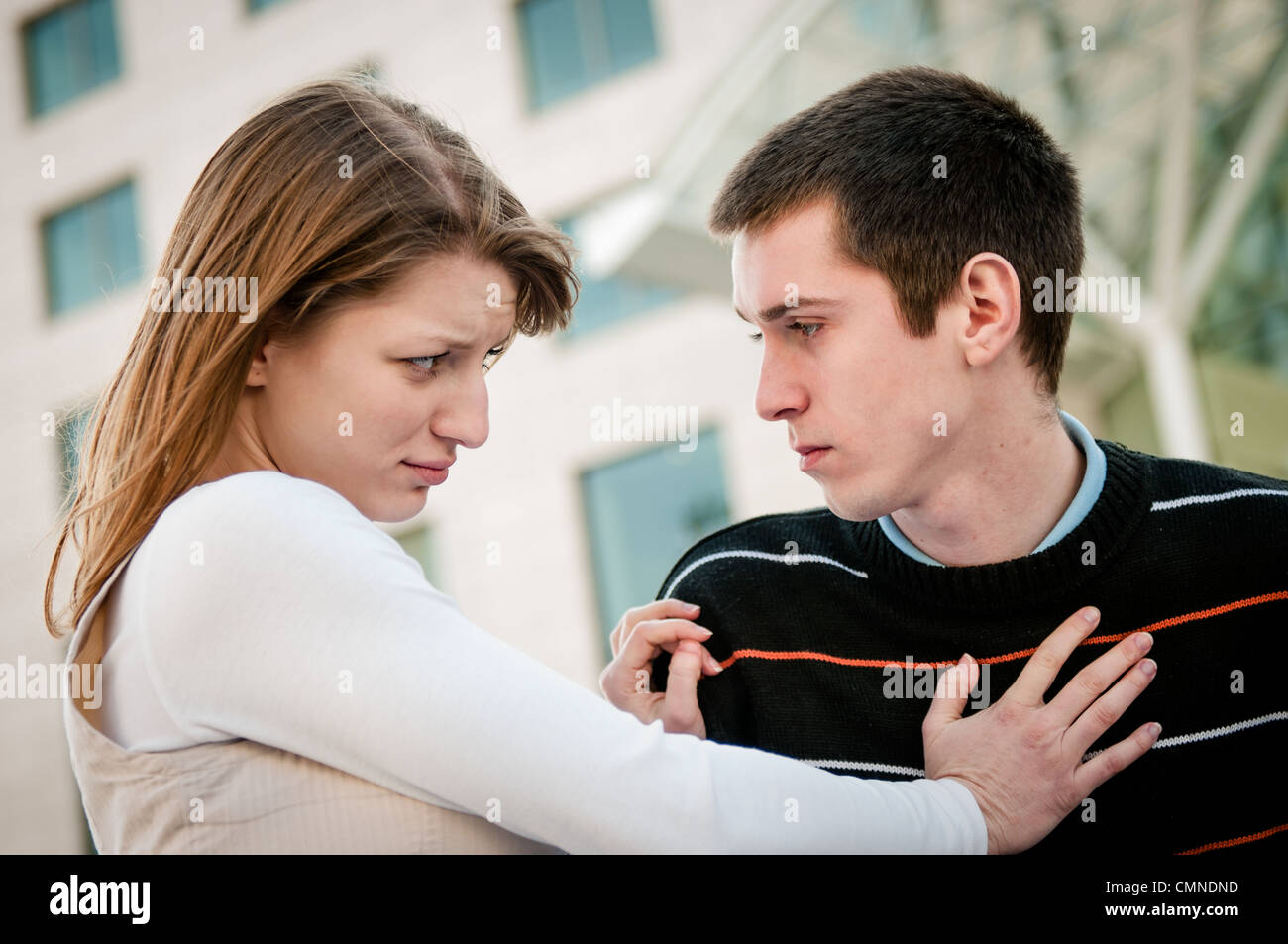 Immagine dello stile di vita della giovane donna rifiuta l'uomo al di fuori sulla strada con problemi di relazione Foto Stock
