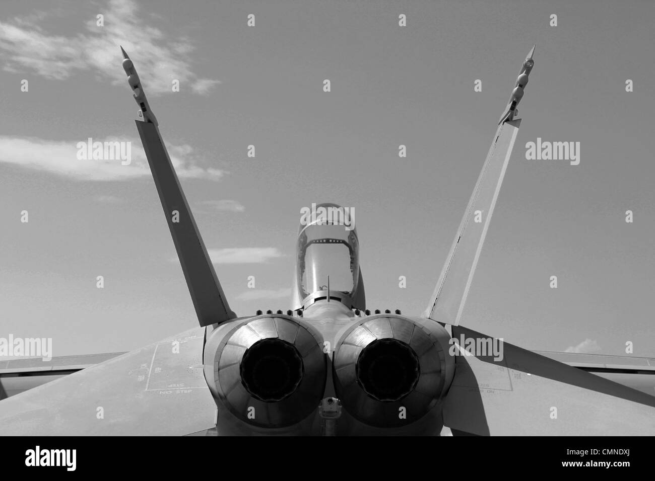 Un'F/A 18 jet fighter è pronta sull'asfalto. Foto Stock