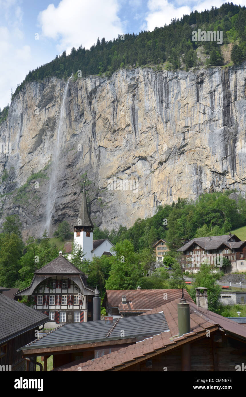 La città di Lauterbrunnen nell Oberland Bernese in Svizzera. Foto Stock