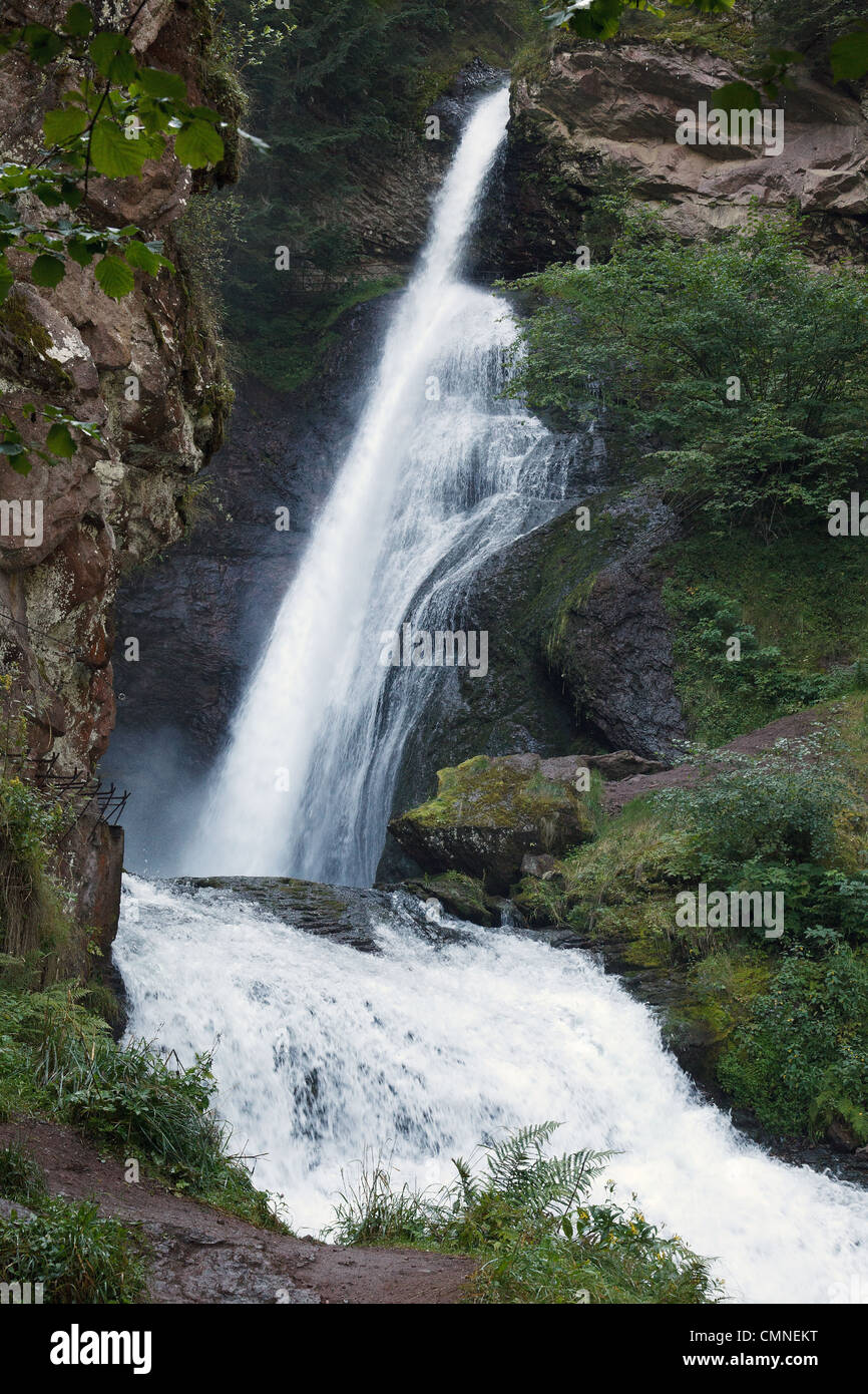 Una piccola cascata a Cavalese, Trentino Alto Adige Foto Stock