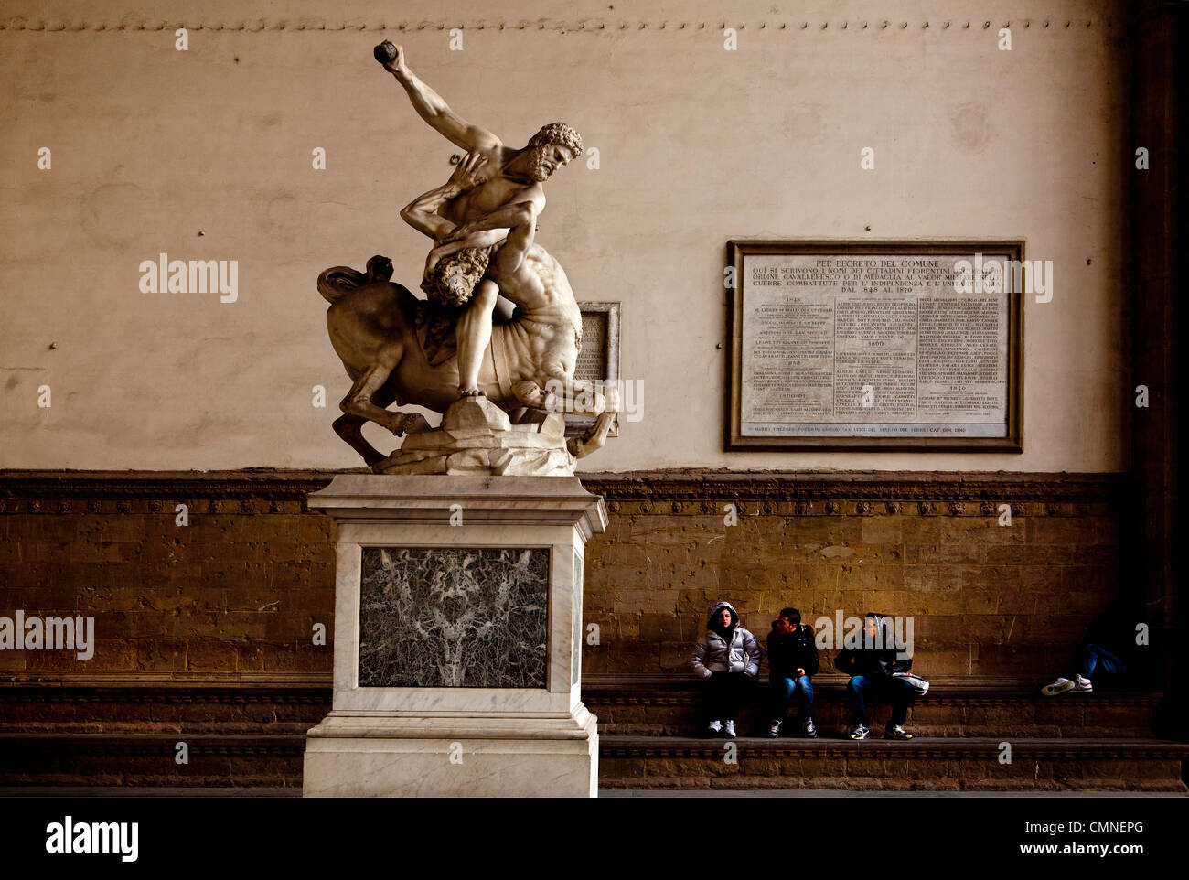 I turisti in visita a Romano statue greche in Piazza della Signoria a Firenze. Foto Stock