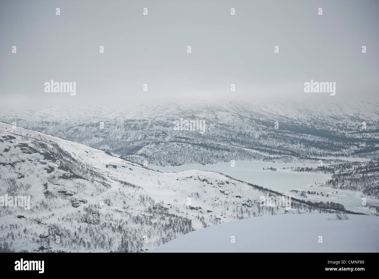 Panorama con Breivevatnet mountainsfrom e la pendenza di rosso per Breive, parte di Hovden skisenter, in Aust-Agder, sud della Norvegia Foto Stock