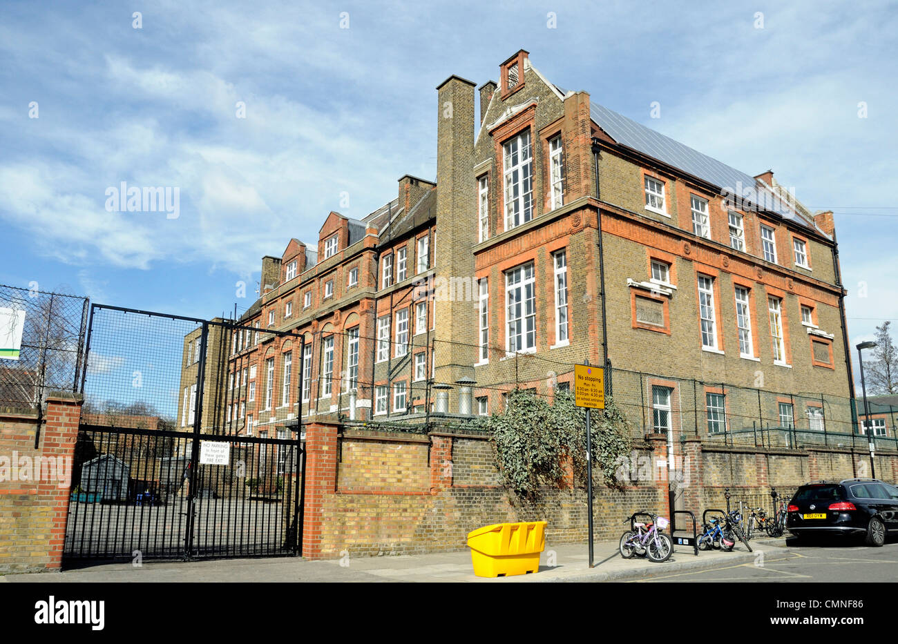 Strada Yerbury scuola primaria, una vecchia scuola vittoriana bordo edificio di Holloway, London Borough di Islington England Regno Unito Foto Stock