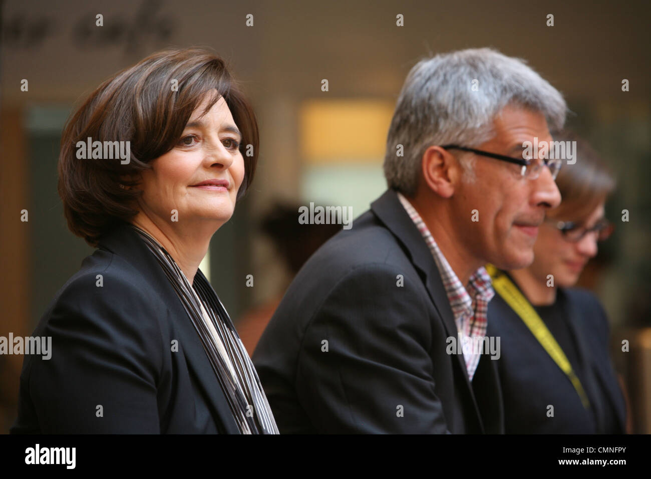 Cherie Blair, Steve Chalk e Sandra Kozeschnik visitare l'Oasi Academy di Enfield nel nord di Londra per parlare di tratta degli esseri umani Foto Stock