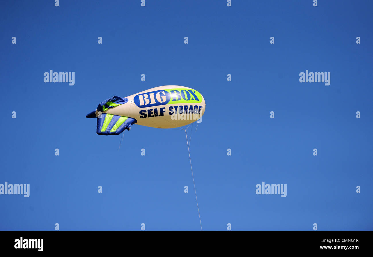 Big Box Self Storage Azienda ballooon pubblicità contro il cielo blu UK Foto Stock