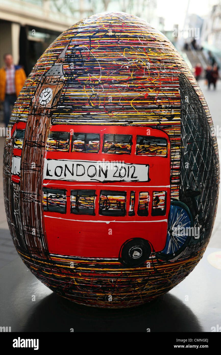 Un decorato uovo di Faberge a Londra, Inghilterra. Foto Stock