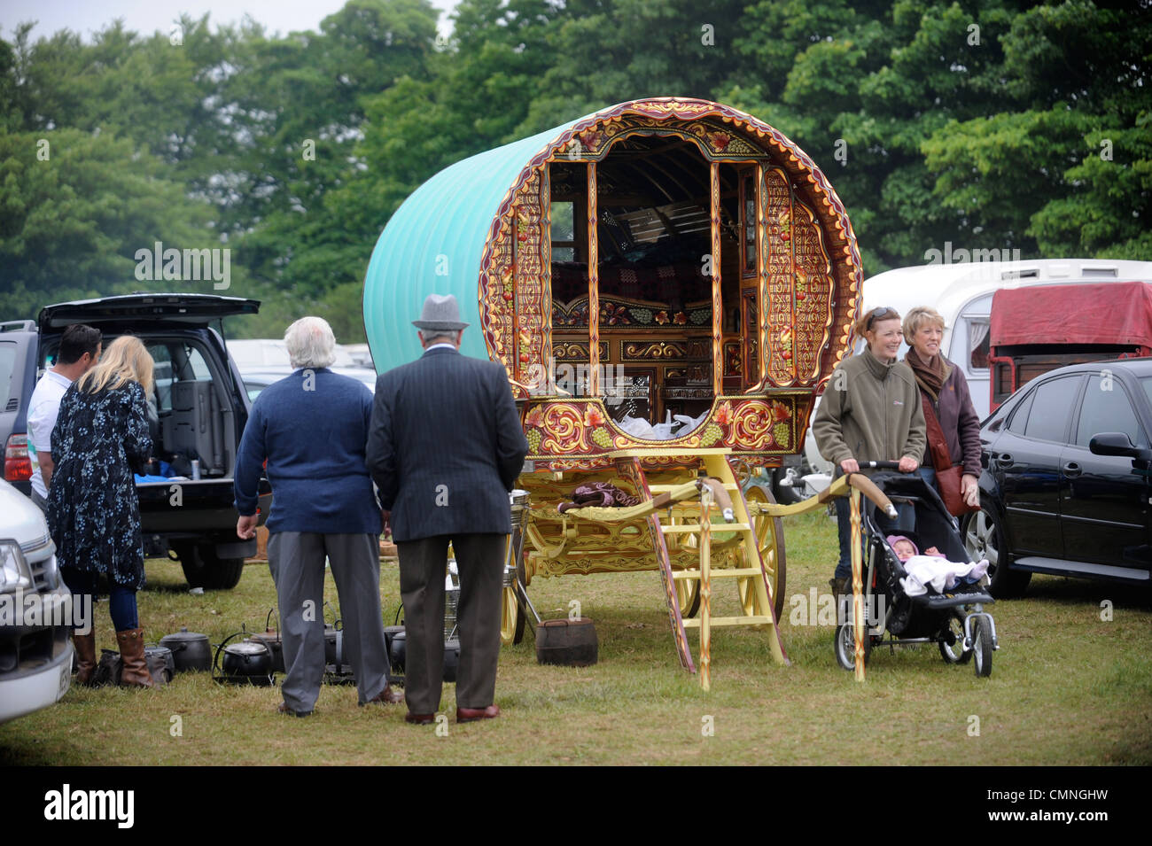 Un altamente decorativo cavallo caravan o rimorchio zingaro alla Stow-su-il-Wold fiera cavalli Maggio 2009 REGNO UNITO Foto Stock