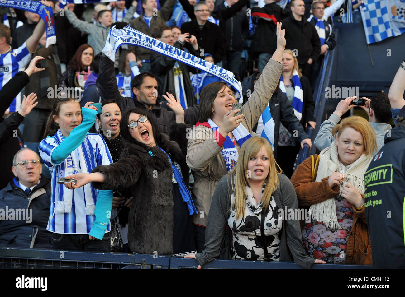 Kilmarnock ventole celebrare la vittoria sul Celtic in Scozia europee finale di League Cup a Hampden. Foto Stock