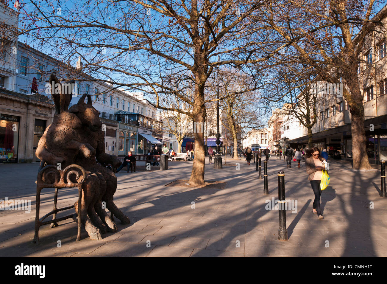 Una scultura in bronzo del Minotauro e la Lepre da Sophie Ryder e Cavendish casa sulla destra, il lungomare, Cheltenham Foto Stock