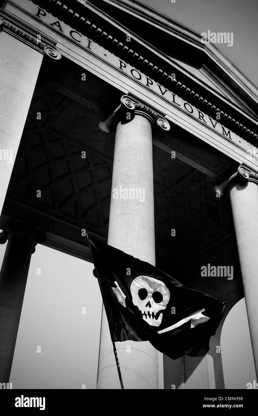Milano, Italia - giorno di maggio Parade 2007. Bandiera pirata Foto Stock
