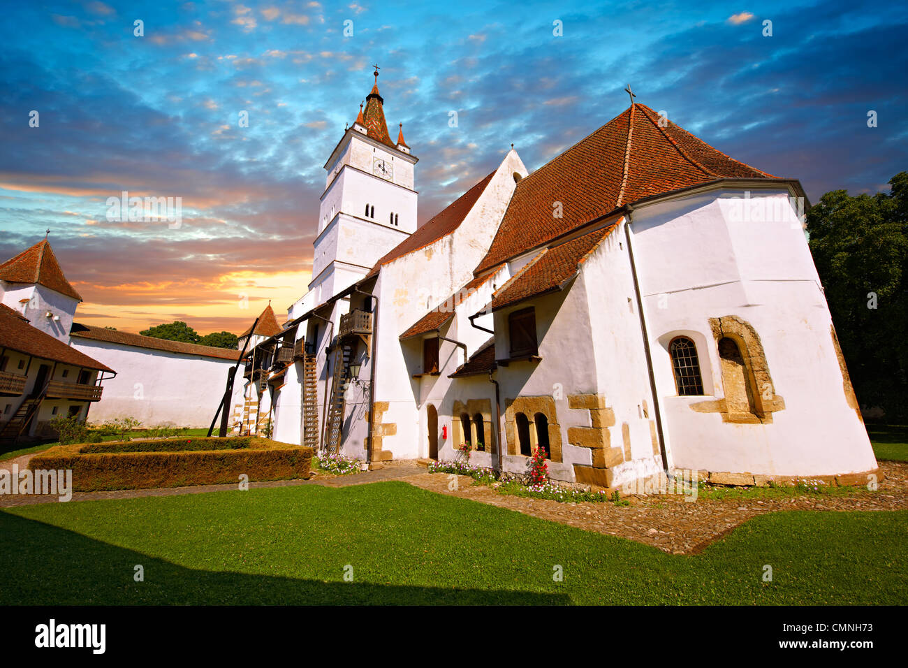 La fortificata medievale chiesa sassone di Harman. Braşov, Transilvania. UNESCO - Sito Patrimonio dell'umanità. Foto Stock